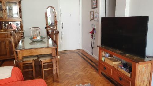 Copacabana Apartamento | Belíssimo APTO 2 quartos Copacabana á 3 minutos andando para praia