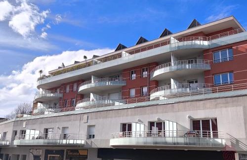 Lamalou-les-Bains Apartamento | Bel F3 climatisé avec parkings, terrasse et vue sur montagnes à 50m du centre et des thermes - FR-1-451-213