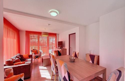 Lamalou-les-Bains Apartamento | Bel F3 climatisé avec parkings, terrasse et vue sur montagnes à 50m du centre et des thermes - FR-1-451-213
