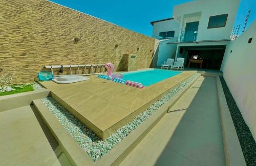 Barra do Jacuipe Casa | Bela acomodação em jacuipe com churrasqueira, piscina, mesa de sinuca e três quartos, dois sendo suítes! Além de muito espaço por toda a área!