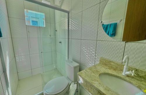 Barra do Jacuipe Casa | Bela acomodação em jacuipe com churrasqueira, piscina, mesa de sinuca e três quartos, dois sendo suítes! Além de muito espaço por toda a área!