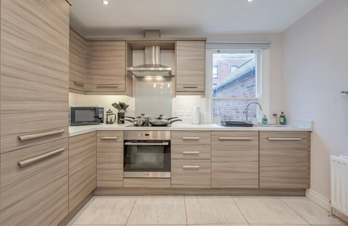 Belfast City Centre Casa | Belfast City Centre, modern 3 bed 3 bathroom + parking by StayByNumbers