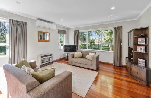 Oakura Casa | Bell Cottage - Oakura Holiday Home