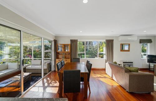 Oakura Casa | Bell Cottage - Oakura Holiday Home