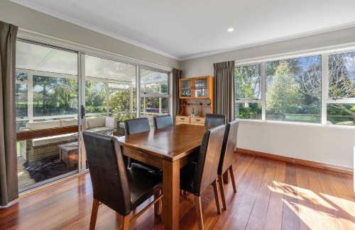 Oakura Casa | Bell Cottage - Oakura Holiday Home