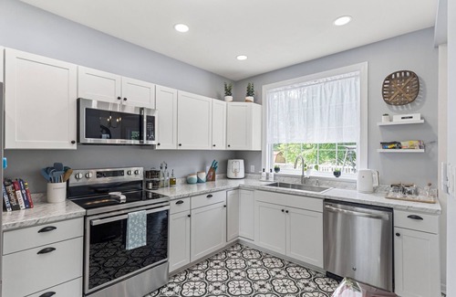 Lynchburg Casa | Bell House - Contemporary Comfort Near Wards Road with a Luxurious Hot Tub.