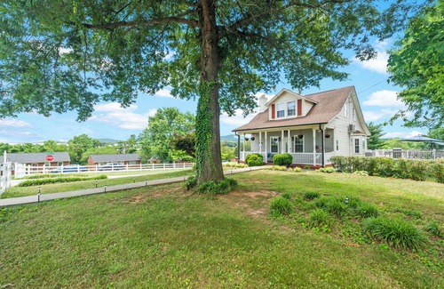 Lynchburg Casa | Bell House - Contemporary Comfort Near Wards Road with a Luxurious Hot Tub.