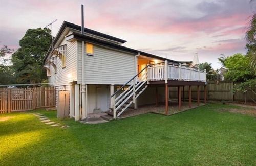 Bulimba Casa | Para toda la familia / Wifi gratuito / 3Brm + rincón de estudio / 1. 5 baños / aire acondicionado / PetsOk / cubierta