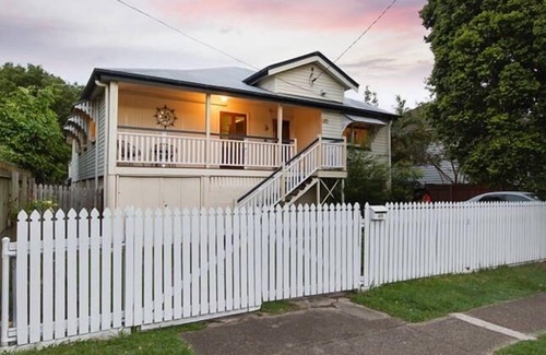 Bulimba Casa | Para toda la familia / Wifi gratuito / 3Brm + rincón de estudio / 1. 5 baños / aire acondicionado / PetsOk / cubierta