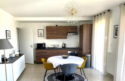 Dinard Apartamento | BELLA CRUZ 66 m2 prestations premium, wifi, balcon, parking avec borne de recharge électrique, plage Prieuré, Commerces