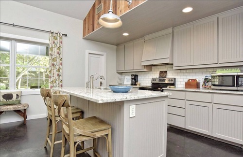 Wimberley Cabaña | Bella Rosa Cottage! ¡Pasea por Wimberely Square! Cypress Creek a solo unos pasos