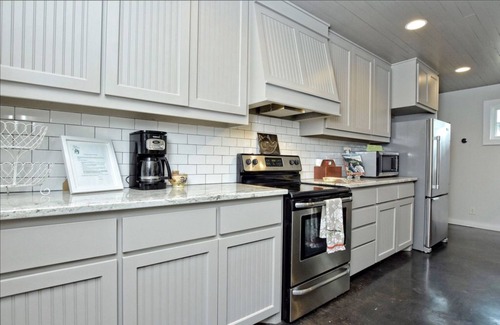 Wimberley Cabaña | Bella Rosa Cottage! ¡Pasea por Wimberely Square! Cypress Creek a solo unos pasos
