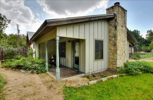 Wimberley Cabaña | Bella Rosa Cottage! ¡Pasea por Wimberely Square! Cypress Creek a solo unos pasos