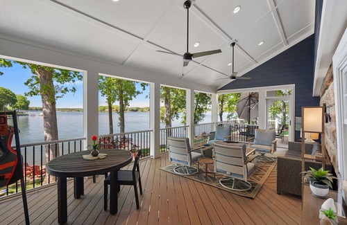 Terrell Casa | Bella Vista by Socharm | Lakefront Getaway
