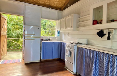 Charlotteville Cabaña | Bella Vista se encuentra en el hermoso pueblo de Charlotteville, Tobago, W. I.