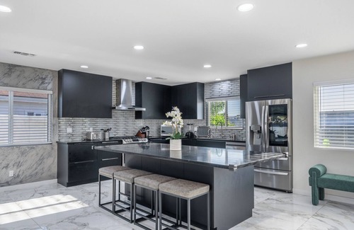 Valley Glen Casa | Bellaire Villa: Stylish 3Bdr Retreat with Pool!