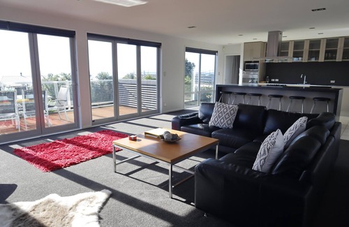 South Bay Casa | Bellbird - Stunning Views, Stunning Home