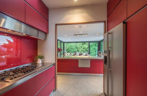 Fernhill Casa | Casa moderna con sauna privada, piscina de spa privada, sala de juegos y vista al lago