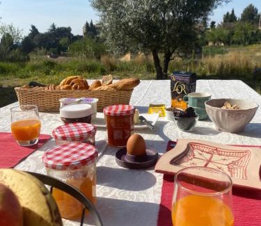 Pujaut Cama Y Desayuno | Belle chambre avec vue dans maison d'architecte