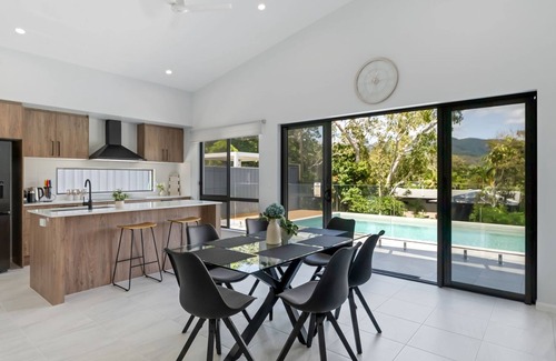 Trinity Beach Casa | Belle Escapes Sea Bon