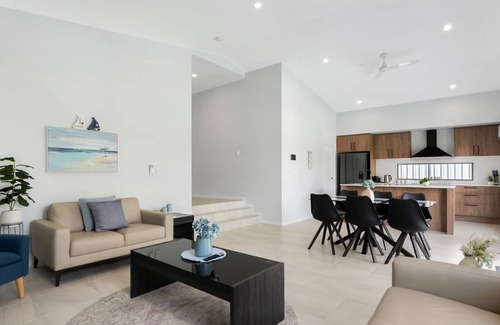 Trinity Beach Casa | Belle Escapes Sea Bon