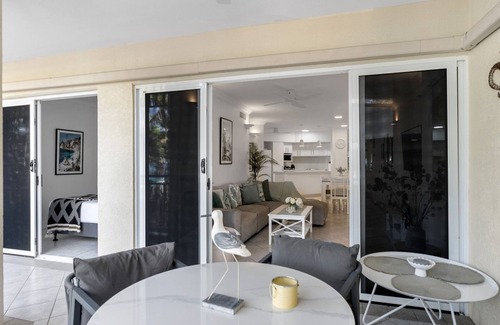 Trinity Beach Apartamento | Belle Escapes Seashells on the Beach