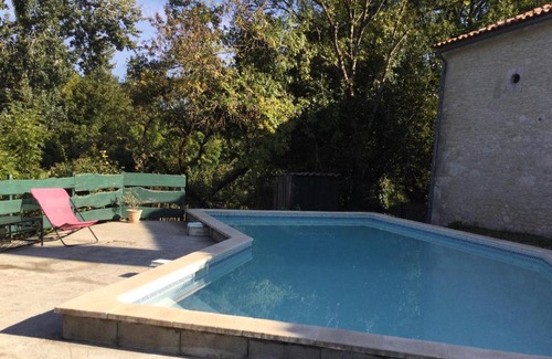 Savignac-de-Duras Cama Y Desayuno | Belle et spacieuse chambre d’hôtes avec piscine