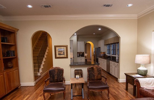 Fort Worth Cultural District Casa | "Belle Maison De Ville" Close to Downtown! Walkable to Dickie's Arena and Will Roger's Coliseum.