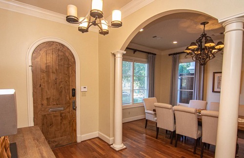 Fort Worth Cultural District Casa | "Belle Maison De Ville" Close to Downtown! Walkable to Dickie's Arena and Will Roger's Coliseum.