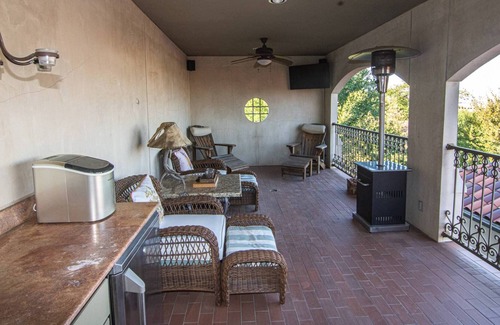 Fort Worth Cultural District Casa | "Belle Maison De Ville" Close to Downtown! Walkable to Dickie's Arena and Will Roger's Coliseum.