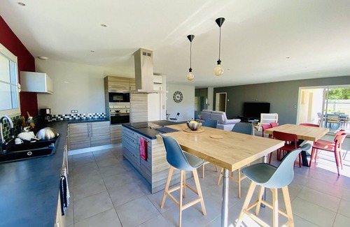 Biscarrosse Villa | Belle Villa Contemporaine avec Piscine pour 7 personne à Biscarrosse dans quartier calme (211)