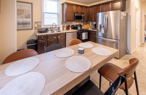 Forest Hill Apartamento | Belleville 3 Bed, Pets OK, Parking, Laundry, Fenced-In Yard, Fire Pit