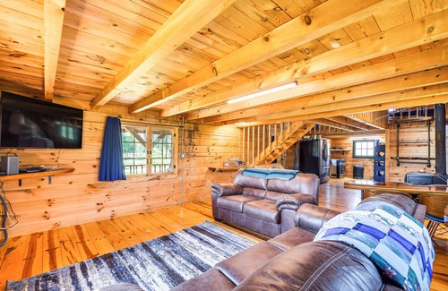 Bellevue Apartamento | Bellevue Log Cabin w/ Gas Grill & Creek Access