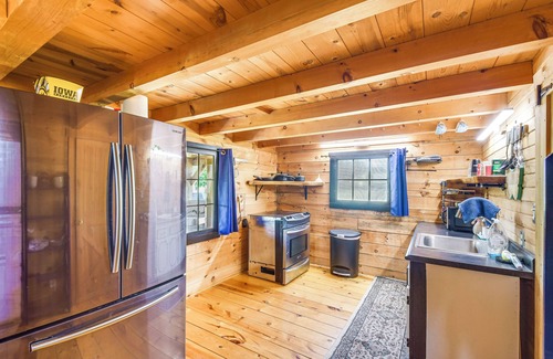 Bellevue Apartamento | Bellevue Log Cabin w/ Gas Grill & Creek Access