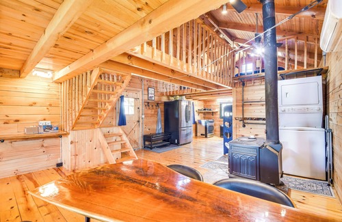 Bellevue Apartamento | Bellevue Log Cabin w/ Gas Grill & Creek Access