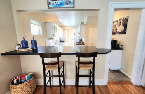 Belmont Shore Casa | Belmont Beach House 6 Doors From the Beach, 2 Blocks from Trendy 2nd Street