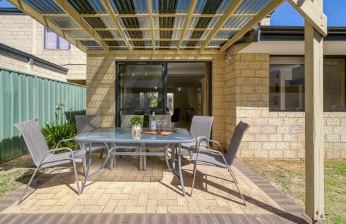 Belmont Casa | Belmont Comfort - Central and Light-filled Stay