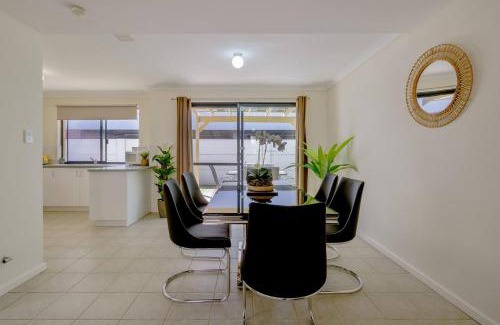 Belmont Casa | Belmont Comfort - Central and Light-filled Stay