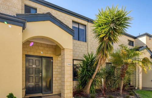Belmont Casa | Belmont Comfort - Central and Light-filled Stay