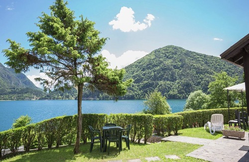 Val Maria-Pur Casa | Belvilla by OYO Lake-view Holiday Home with Garden