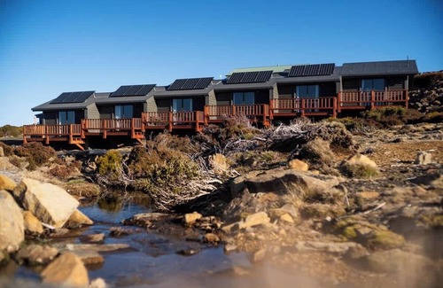 Ben Lomond Cabina | Cosy cabin in historic alpine village, surrounded by Tassie wilderness & iconic road.