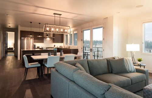 Bend Casa | Bend Beauty ~ free concert shuttle ~ modern ~ soaking tub ~ resort access ~ NEW!