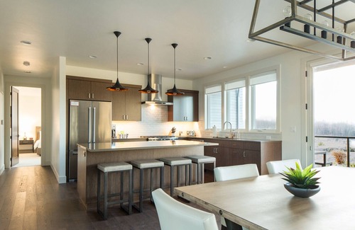 Bend Casa | Bend Beauty ~ free concert shuttle ~ modern ~ soaking tub ~ resort access ~ NEW!