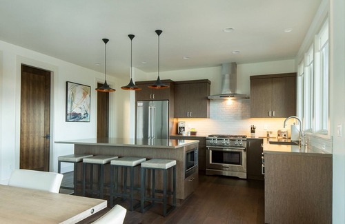 Bend Casa | Bend Beauty ~ free concert shuttle ~ modern ~ soaking tub ~ resort access ~ NEW!