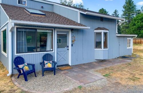 Deschutes River Woods Casa | Bend Home with Fire Pit, 4 Mi to High Desert Museum!
