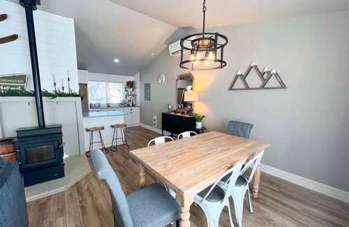 Mountain View Casa | Bend - Mt.Views/Hot Tub/Putting Green/Game Room