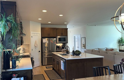 Boyd Acres Casa | Bend Oasis w/Hot Tub & Pool Table