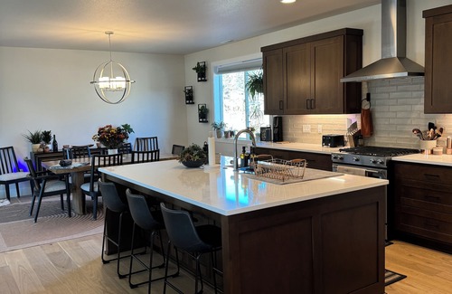 Boyd Acres Casa | Bend Oasis w/Hot Tub & Pool Table