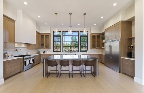 Bend Casa | Private Wakeboarding Lake, Hot Tub, Fire Pit, 10 Min 2 Bend