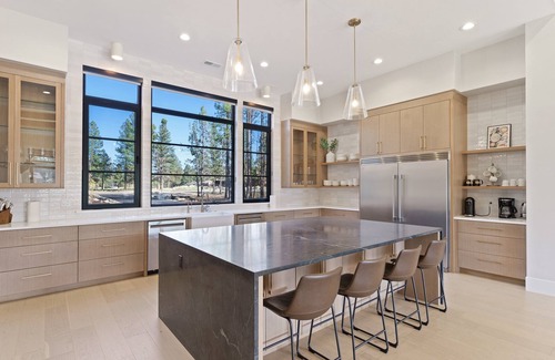 Bend Casa | Private Wakeboarding Lake, Hot Tub, Fire Pit, 10 Min 2 Bend